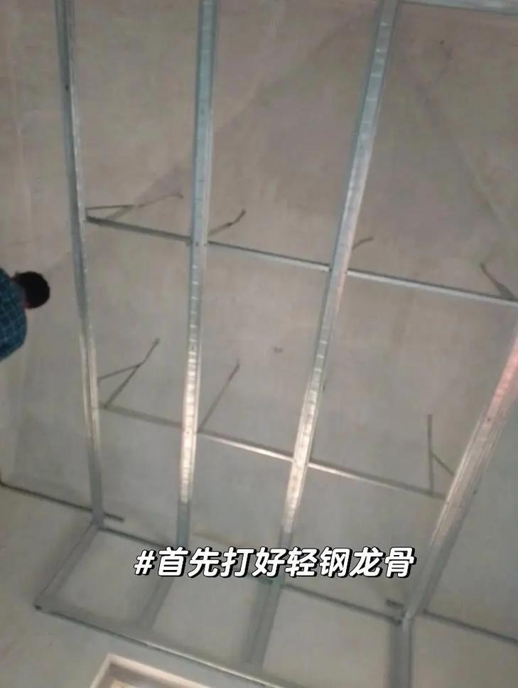 轻钢龙骨是最主要的哦,龙骨牢牢的才安全好安装涅